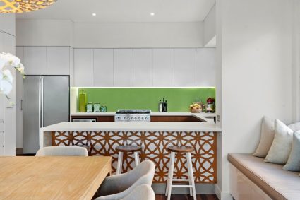 Moderne Eleganz: Die Küchenbeleuchtung mit hellem gebürstetem Edelstahl-Pendelleuchte