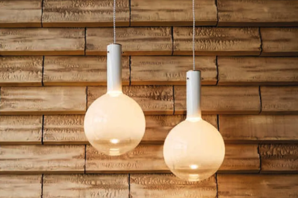 Moderne, tropfenförmige Glasleuchte: Ein zeitgemäßes Design-Highlight