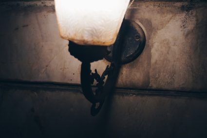 Stoffschirm-Wandleuchte: Sanfte Beleuchtung im Hotelstil für das Schlafzimmer