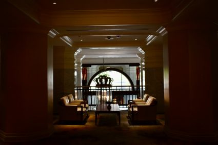Elegante Alabaster-Leuchte für stilvolle Hotel-Lobbys: Dezente Beleuchtung